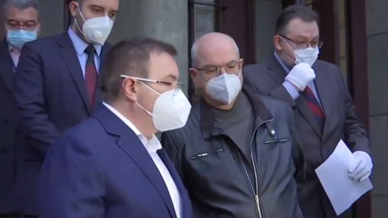 Ваксините пристигнаха в България, ваксинация на медиците започва от утре в три града